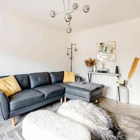 Stunning Private Room In A Home - Bathroom & Parking! Salford  Kültér fotó