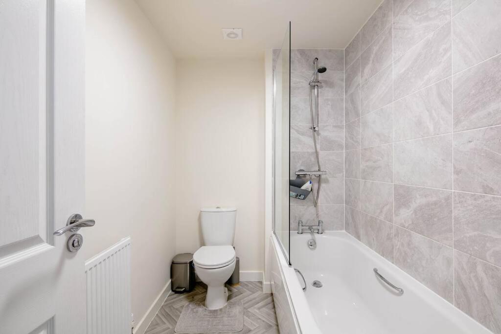 Stunning Private Room In A Home - Bathroom & Parking! Salford  Kültér fotó