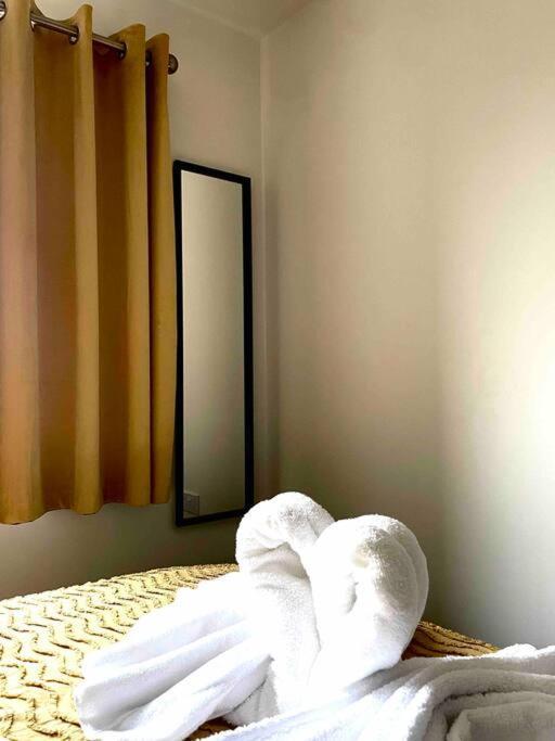 Stunning Private Room In A Home - Bathroom & Parking! Salford  Kültér fotó