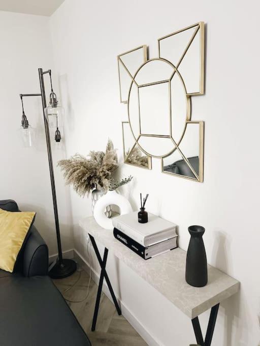 Stunning Private Room In A Home - Bathroom & Parking! Salford  Kültér fotó