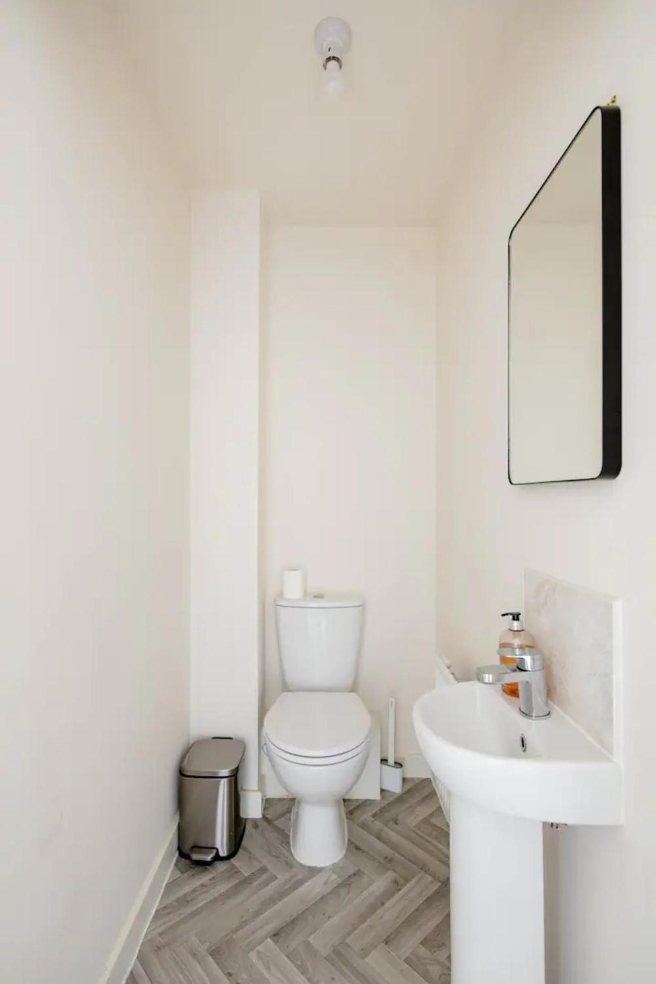 Stunning Private Room In A Home - Bathroom & Parking! Salford  Kültér fotó