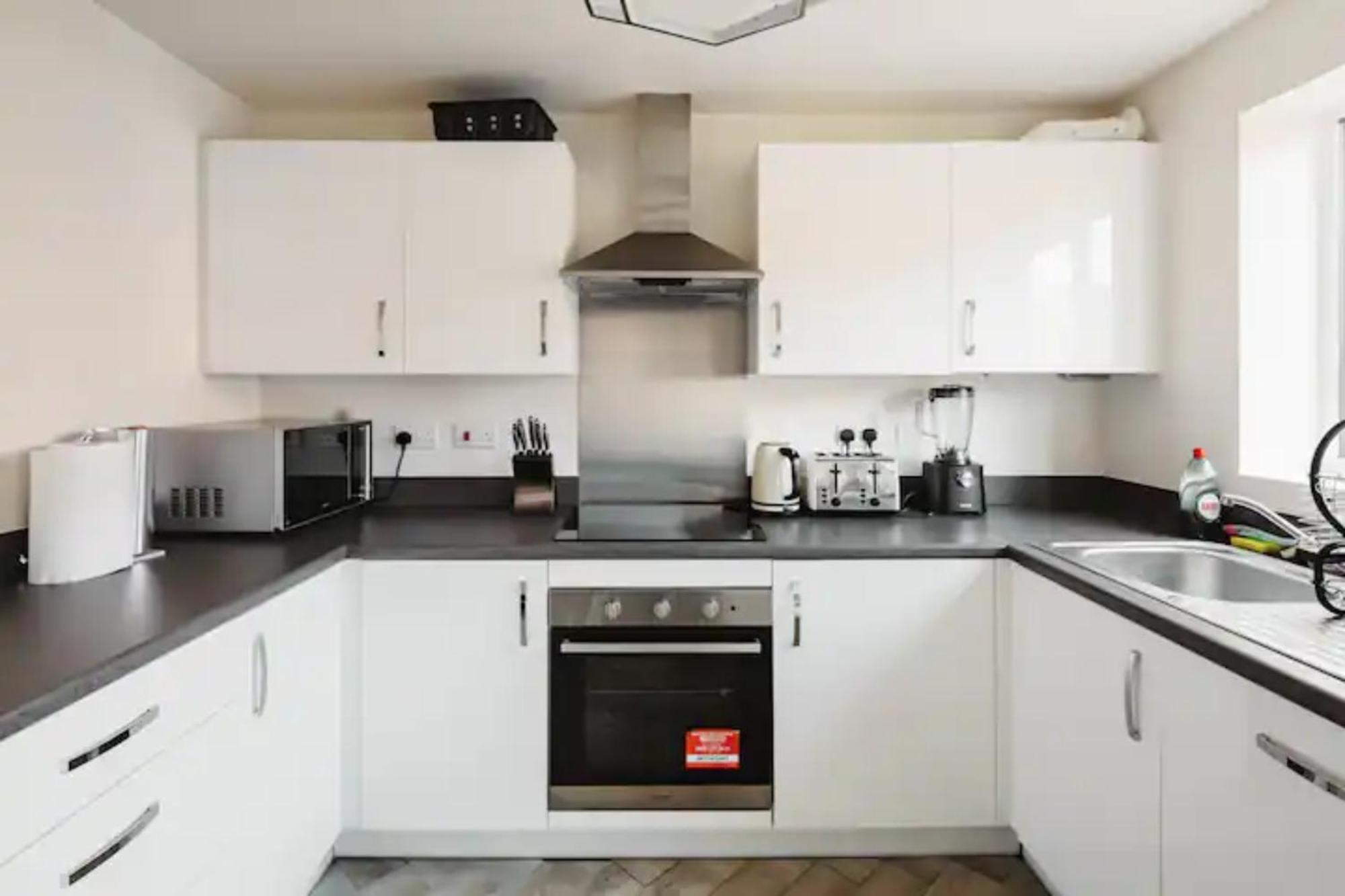 Stunning Private Room In A Home - Bathroom & Parking! Salford  Kültér fotó