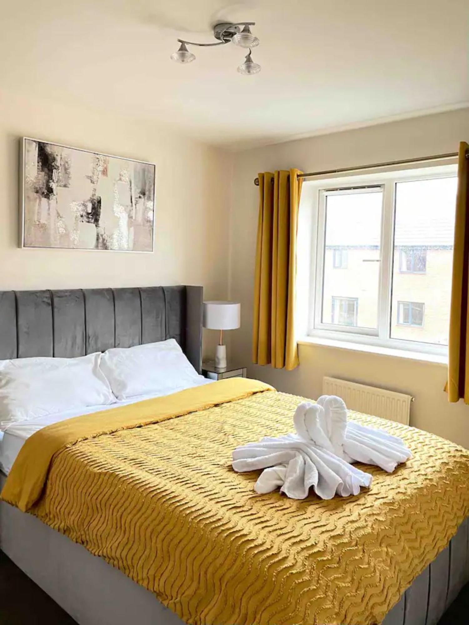 Stunning Private Room In A Home - Bathroom & Parking! Salford  Kültér fotó