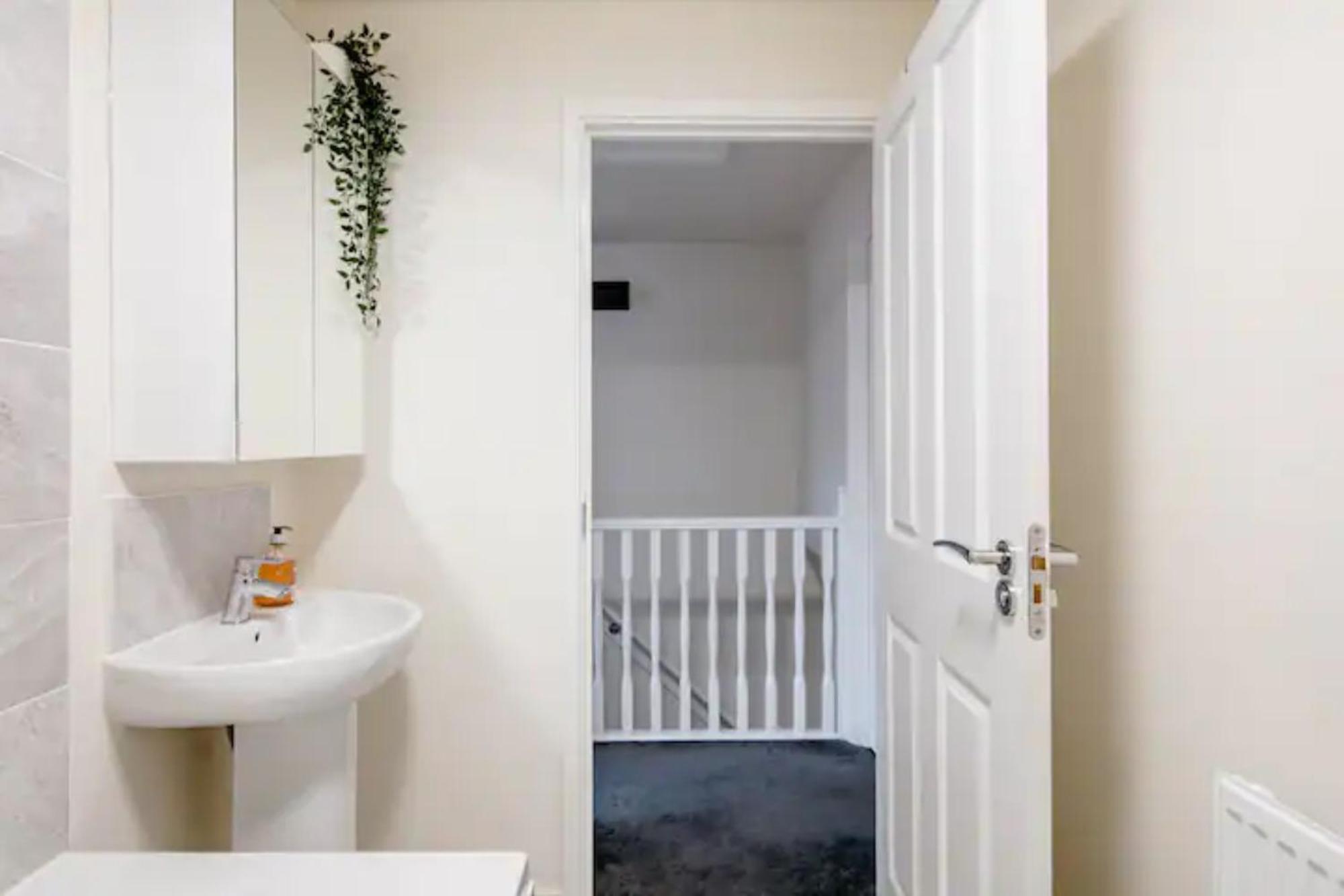 Stunning Private Room In A Home - Bathroom & Parking! Salford  Kültér fotó