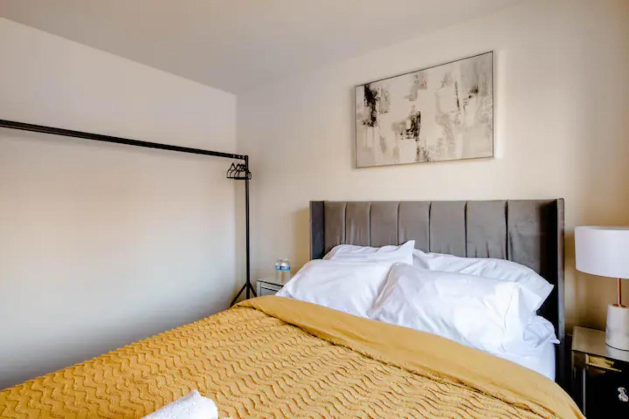 Stunning Private Room In A Home - Bathroom & Parking! Salford  Kültér fotó