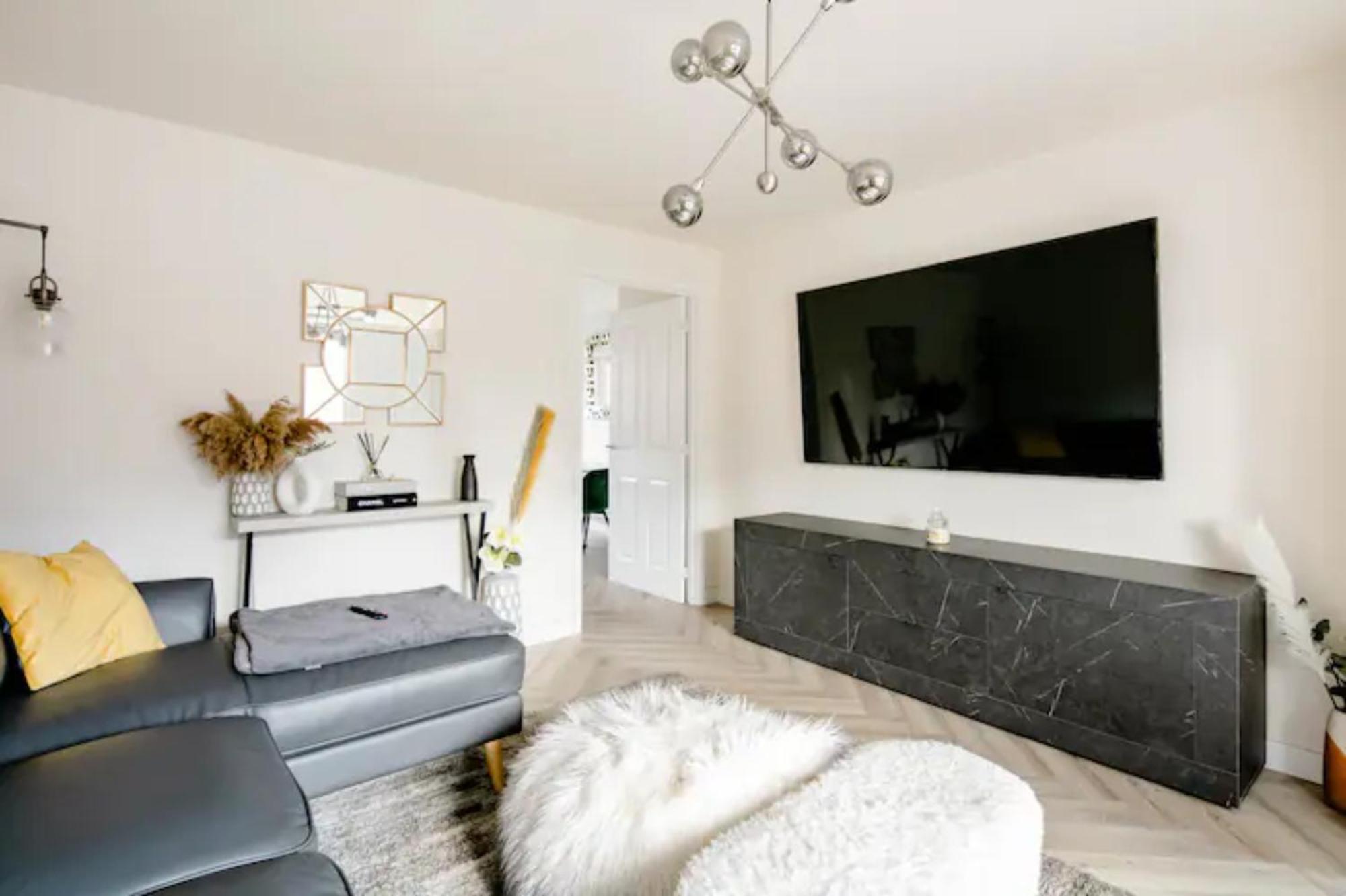 Stunning Private Room In A Home - Bathroom & Parking! Salford  Kültér fotó