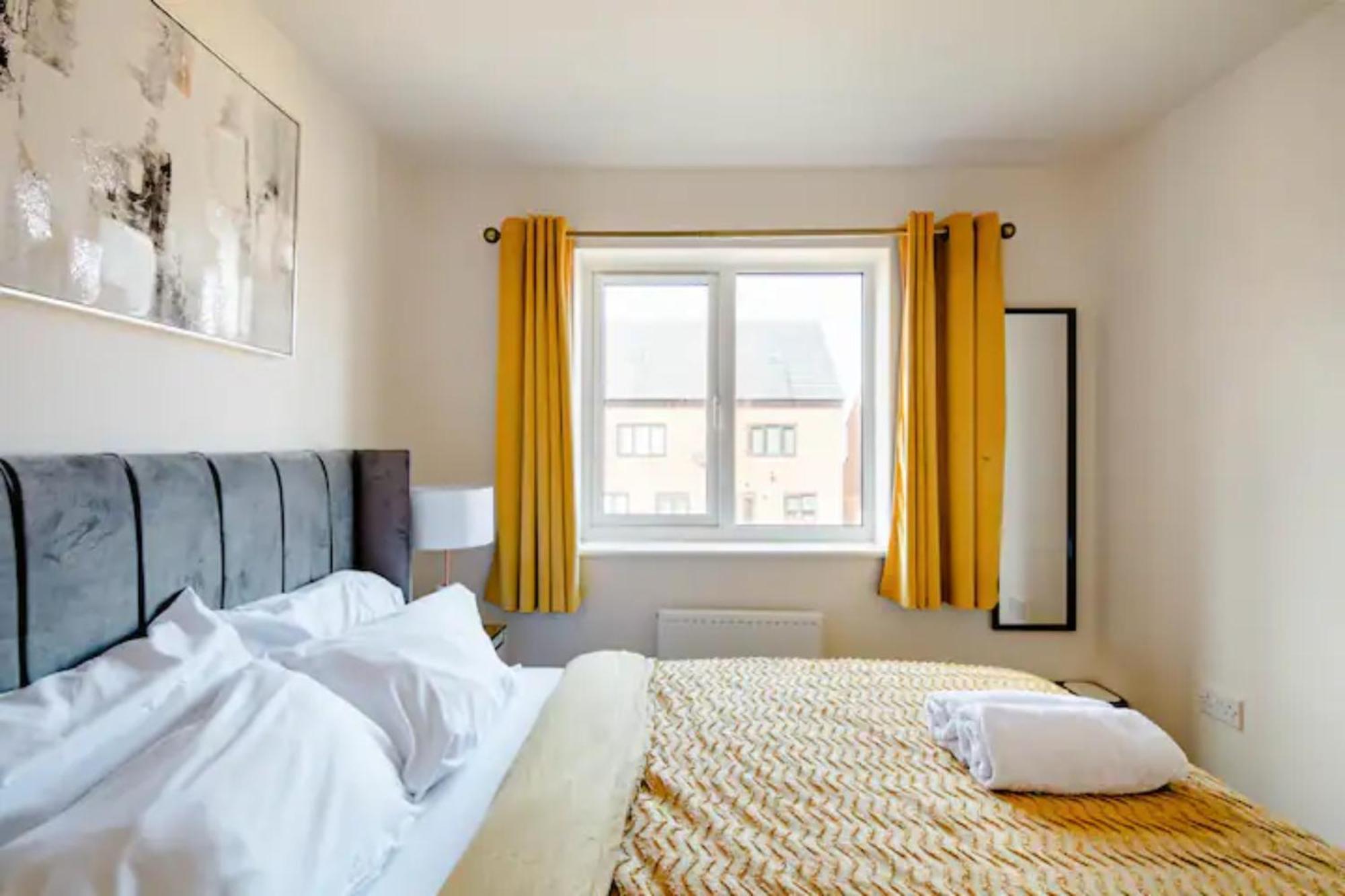 Stunning Private Room In A Home - Bathroom & Parking! Salford  Kültér fotó