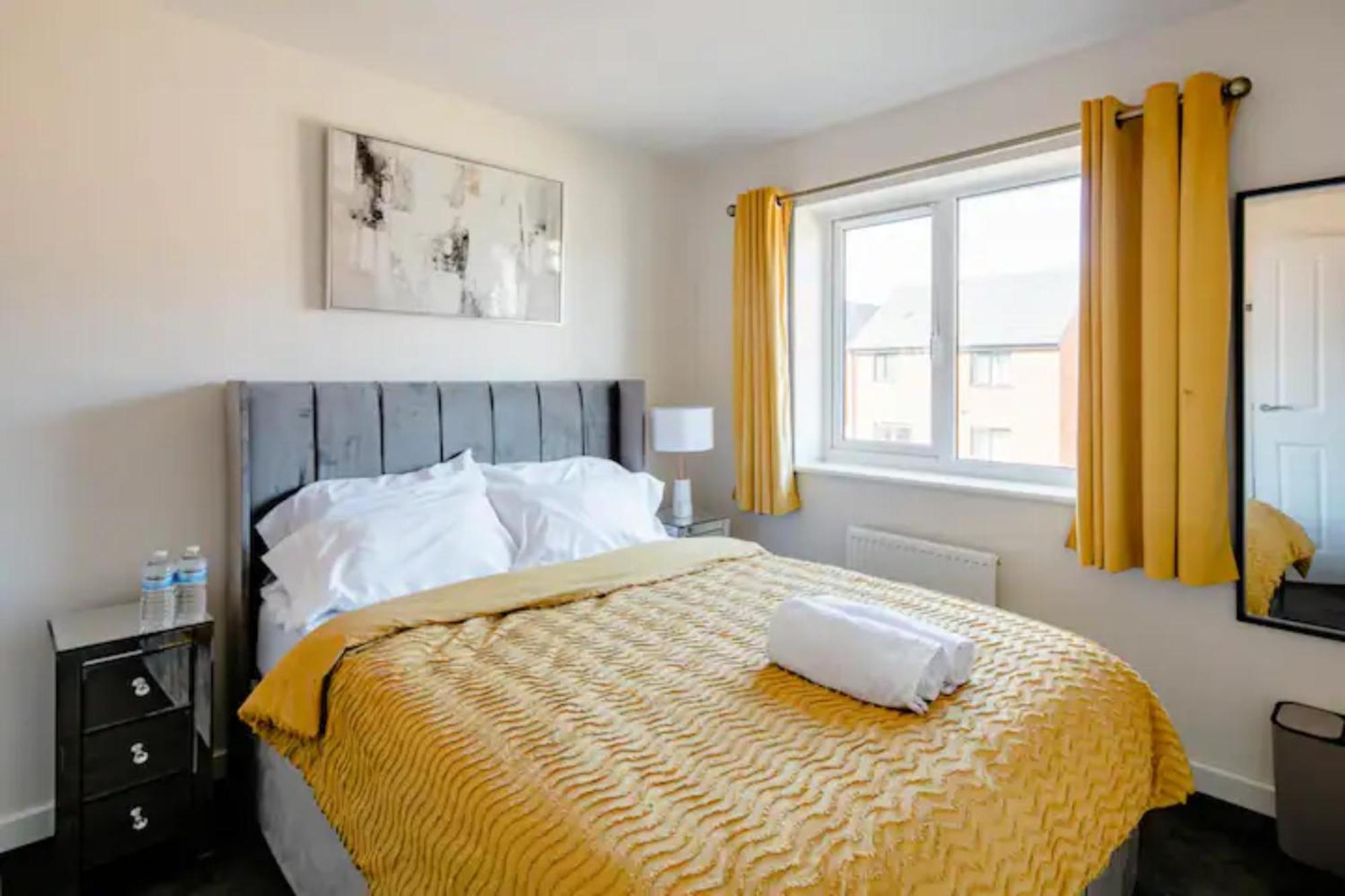 Stunning Private Room In A Home - Bathroom & Parking! Salford  Kültér fotó